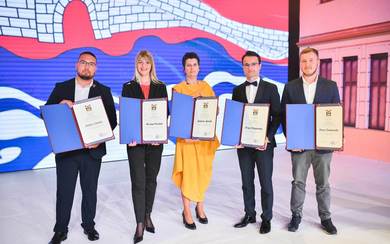 Априлске награде уручене наставницима и сарадницима ...