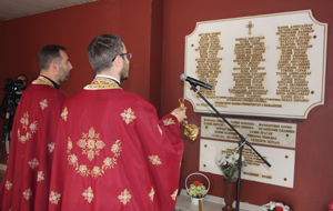 Служен парастос и положени вијенци на Спомен-плочу п...