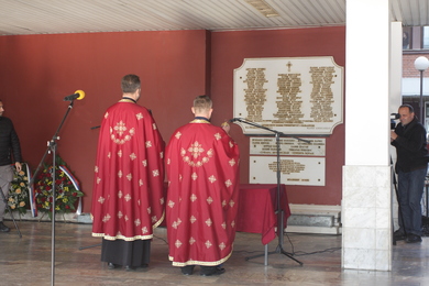 Одржан помен и положени вијенци на Спомен-плочу поги...