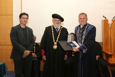 A Prize for the Rector’s Wine of the University  of ...